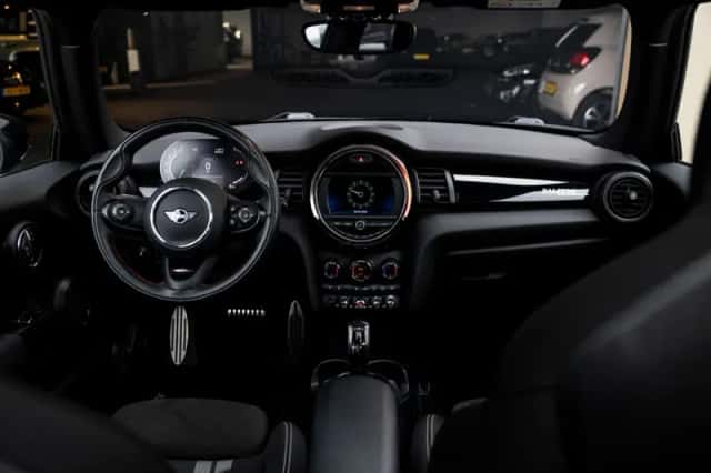 MINI Cooper (2021) thumbnail 2