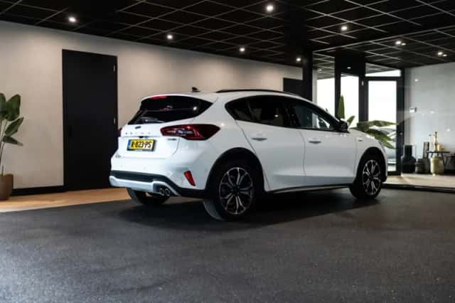 Ford Focus (2022) thumbnail 3
