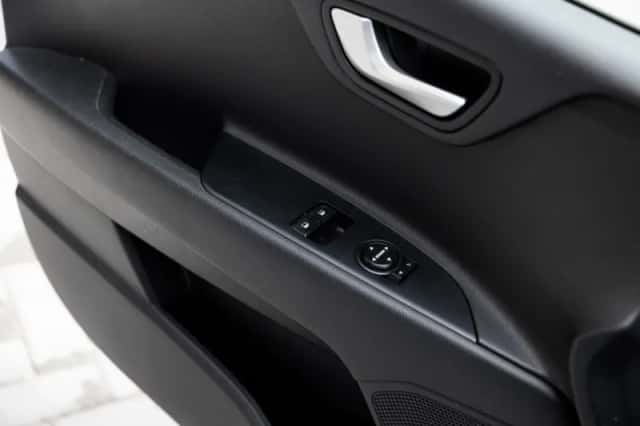 Kia Rio (2017) thumbnail 23