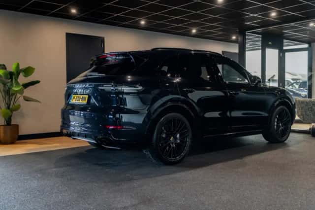 Porsche Cayenne (2018) thumbnail 3