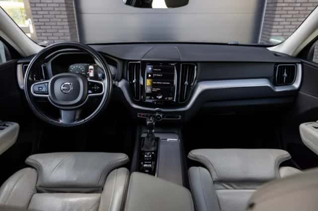 Volvo XC60 (2017) thumbnail 2