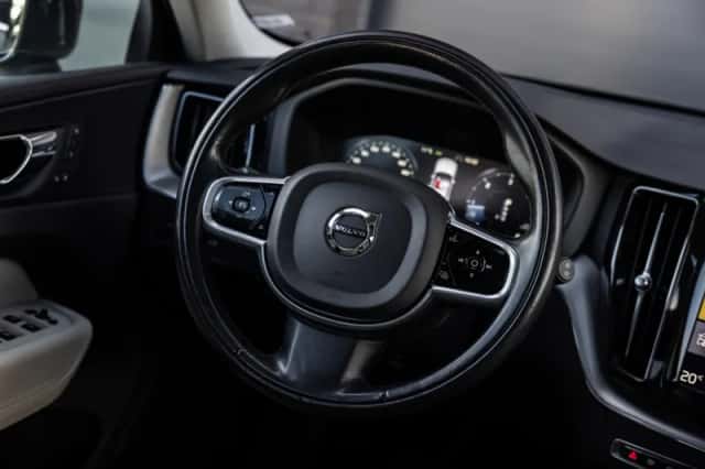 Volvo XC60 (2017) thumbnail 9