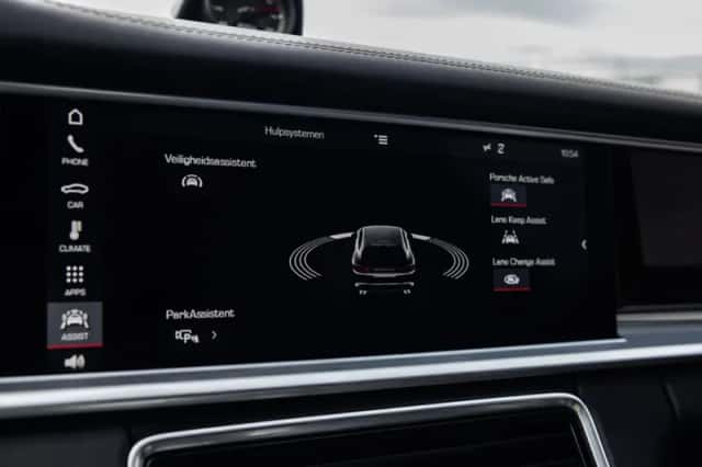 Porsche Panamera (2018) thumbnail 48