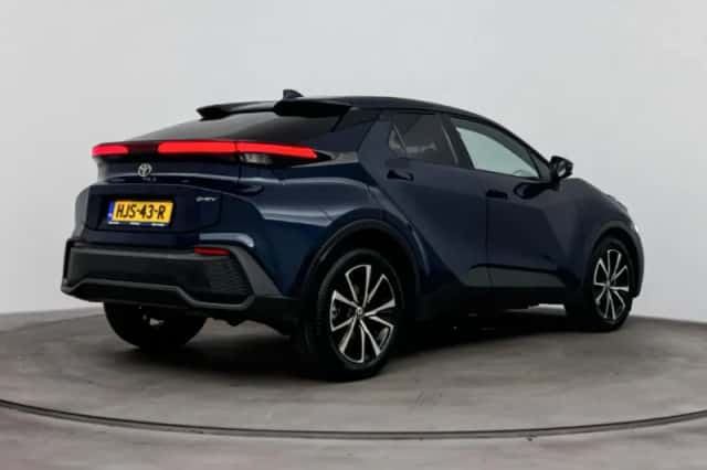 Toyota C-HR (2025) thumbnail 2