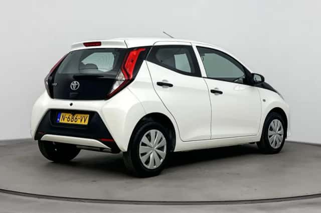 Toyota Aygo (2022) thumbnail 2