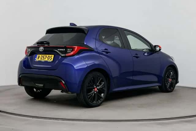 Toyota Yaris (2021) thumbnail 2