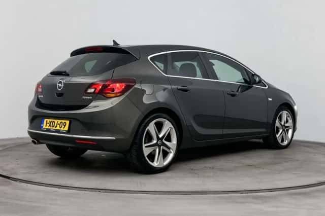 Opel Astra (2014) thumbnail 2