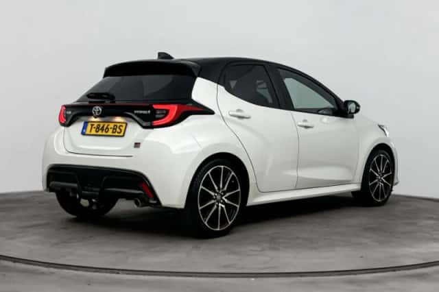 Toyota Yaris (2022) thumbnail 2