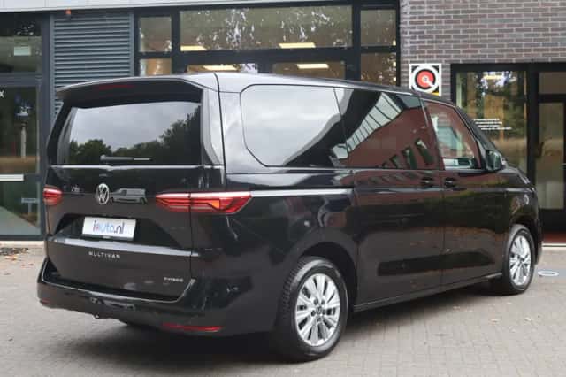 Volkswagen Multivan (2023) thumbnail 2