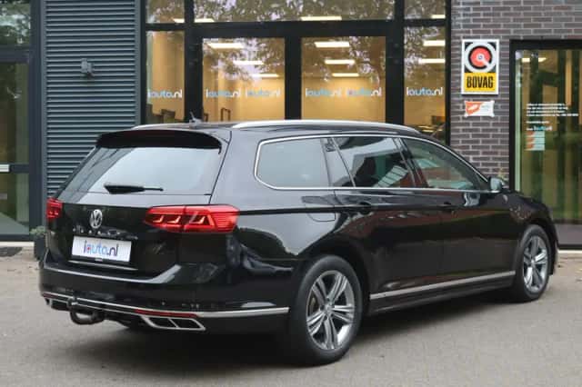 Volkswagen Passat (2019) thumbnail 2