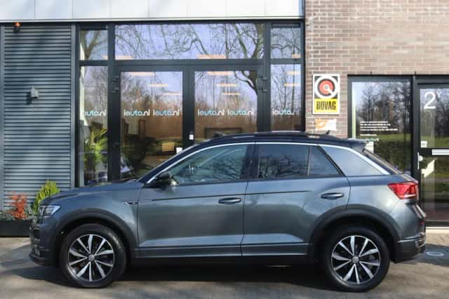 Volkswagen T-Roc (2019) thumbnail 3