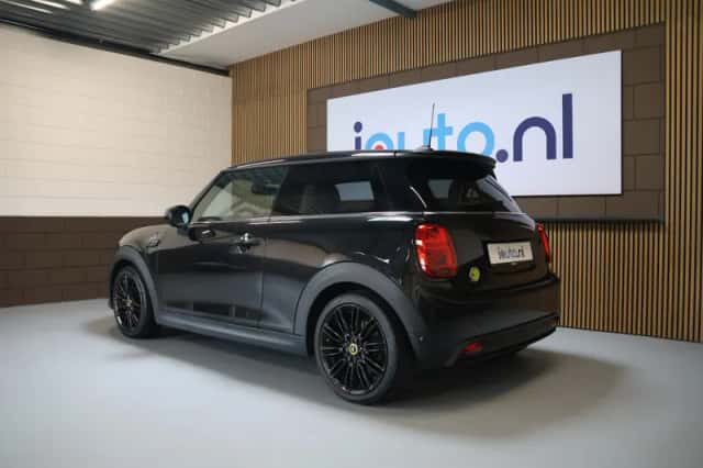 MINI Electric (2023) thumbnail 4