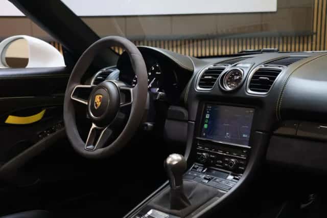 Porsche Boxster (2016) thumbnail 24