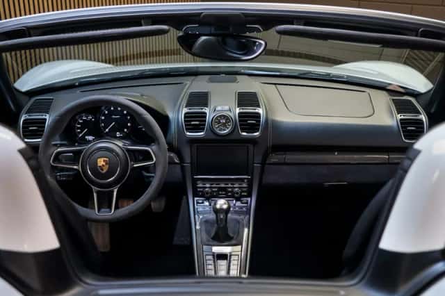 Porsche Boxster (2016) thumbnail 26