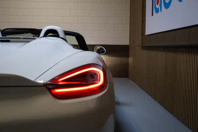 Porsche Boxster (2016) thumbnail 10