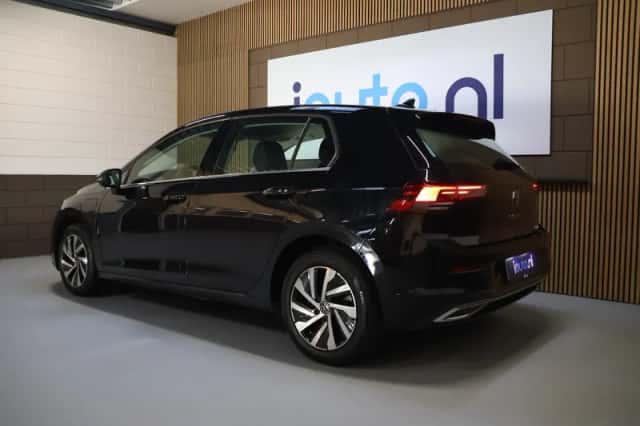 Volkswagen Golf (2024) thumbnail 2