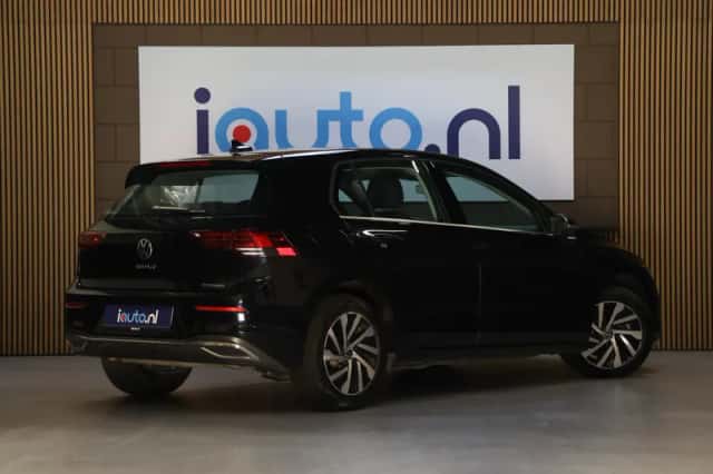 Volkswagen Golf (2024) thumbnail 4