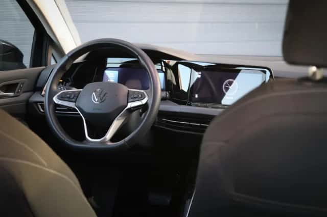 Volkswagen Golf (2024) thumbnail 5
