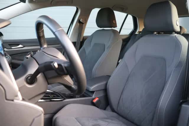 Volkswagen Golf (2024) thumbnail 6