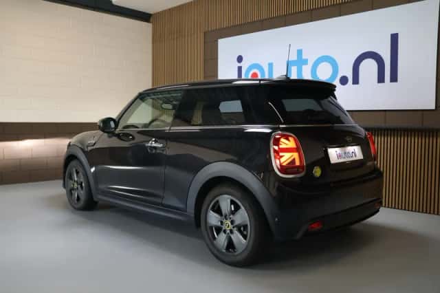 MINI Electric (2024) thumbnail 2