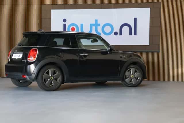 MINI Electric (2024) thumbnail 4