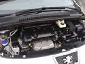 Peugeot 3008 (2014) thumbnail 30