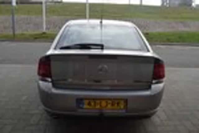 Opel Vectra (2003) thumbnail 8