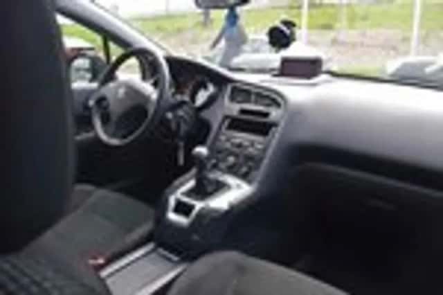 Peugeot 5008 (2011) thumbnail 17