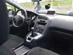 Peugeot 5008 (2011) thumbnail 17