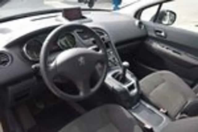 Peugeot 5008 (2011) thumbnail 4