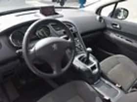 Peugeot 5008 (2011) thumbnail 4