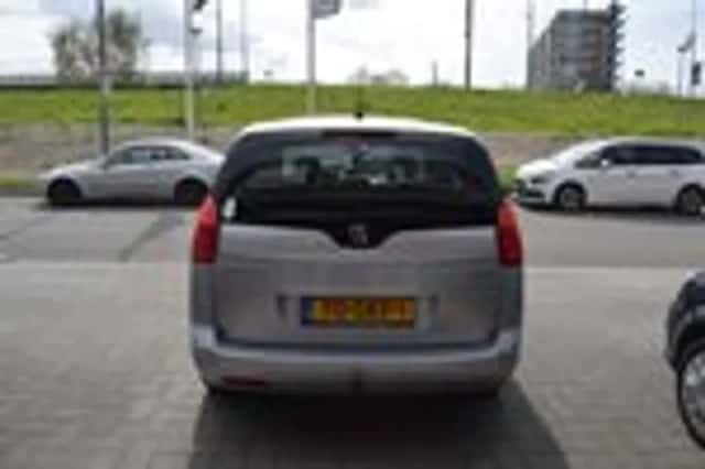 Peugeot 5008 (2011) thumbnail 8