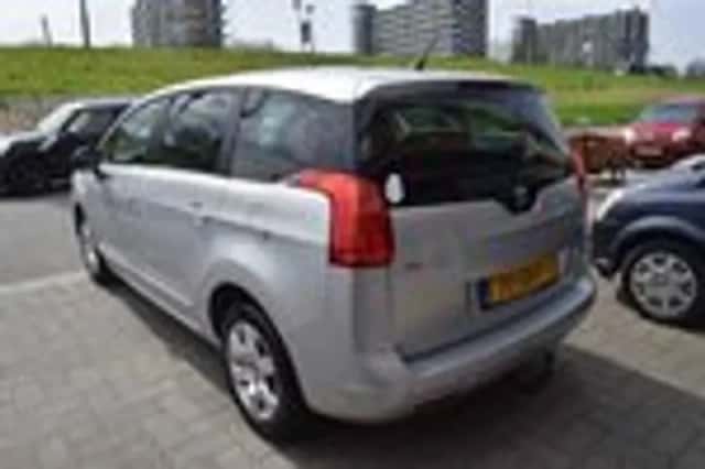 Peugeot 5008 (2011) thumbnail 9