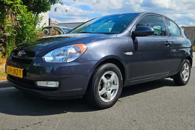 Hyundai Accent (2009) thumbnail 1