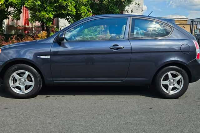 Hyundai Accent (2009) thumbnail 2