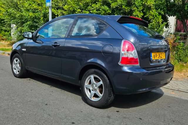 Hyundai Accent (2009) thumbnail 3