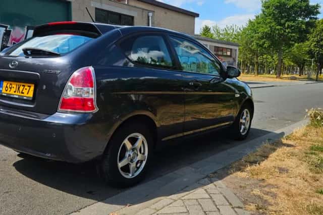 Hyundai Accent (2009) thumbnail 5