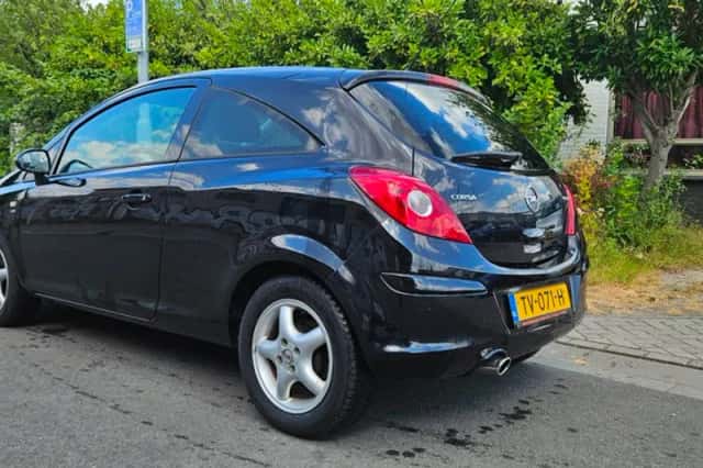 Opel Corsa (2011) thumbnail 3