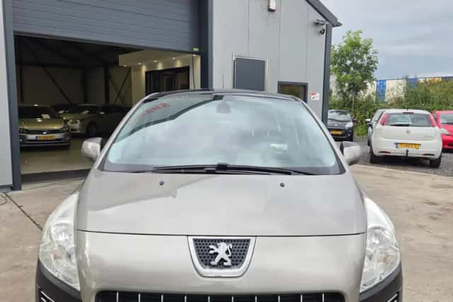 Peugeot 3008 (2009) thumbnail 2
