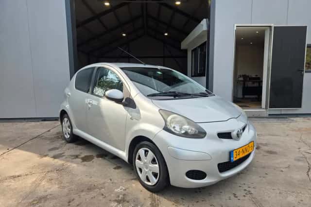 Toyota Aygo (2010) thumbnail 2