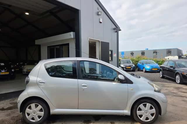 Toyota Aygo (2010) thumbnail 3