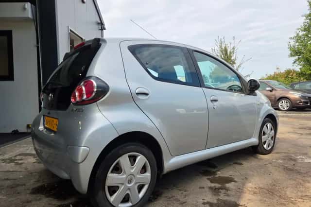 Toyota Aygo (2010) thumbnail 4