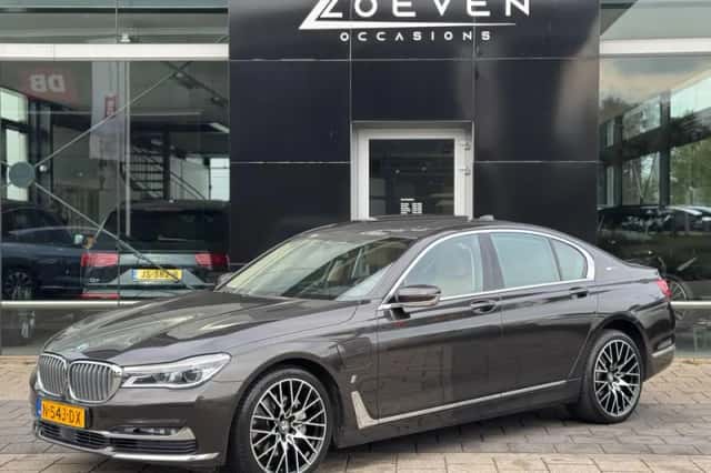 BMW 7-Serie (2017) thumbnail 1