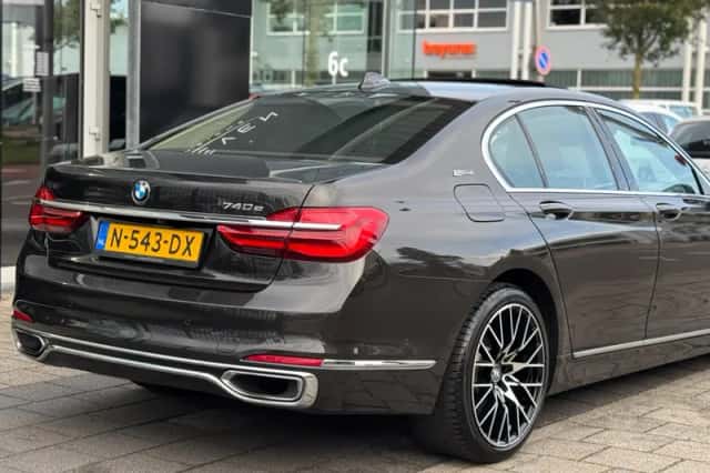 BMW 7-Serie (2017) thumbnail 4