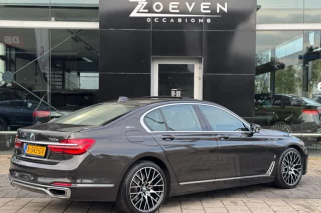 BMW 7-Serie (2017) thumbnail 6