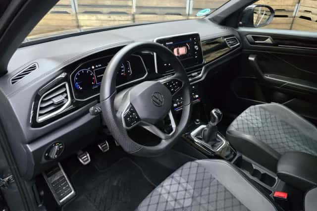 Volkswagen T-Roc (2023) thumbnail 3