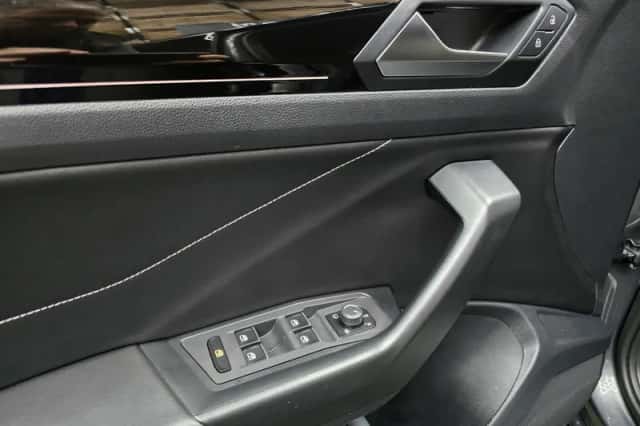 Volkswagen T-Roc (2023) thumbnail 4