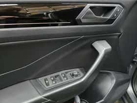 Volkswagen T-Roc (2023) thumbnail 4
