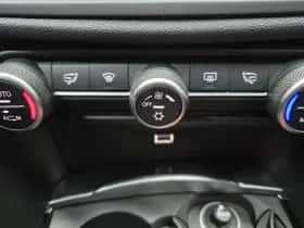 Alfa Romeo Giulia (2016) thumbnail 16
