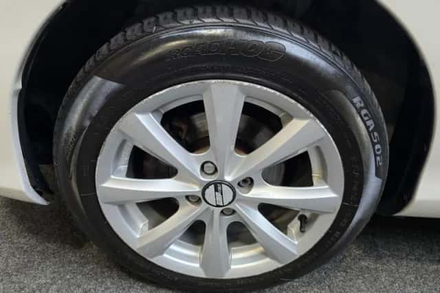 Toyota Yaris (2013) thumbnail 2